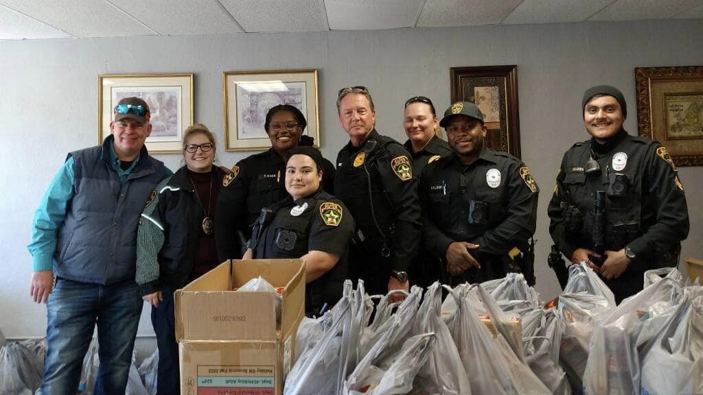 Elgin PD’s food drive busts in with help | Elgin Courier