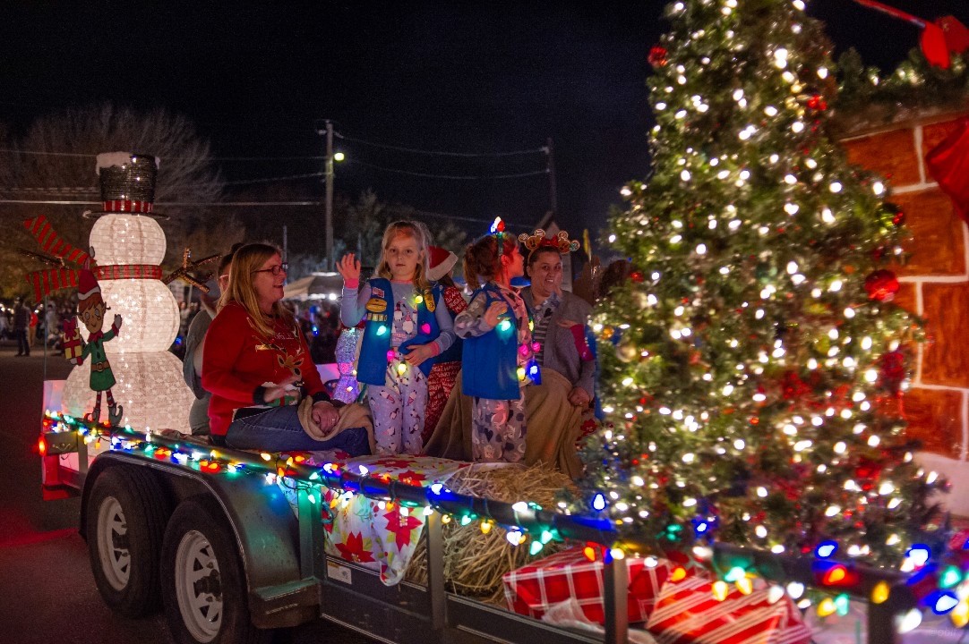 Smithville lights up for Christmas Elgin Courier