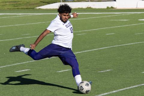 Elgin High School boys varsity soccer junior Luis Cruz-Rodriguez boots the ball deep downfield Jan. 12 during the Wildcats’ match against Austin High School at the Copa Akins tournament. Photo by Marcial Guajardo / Elgin ISD